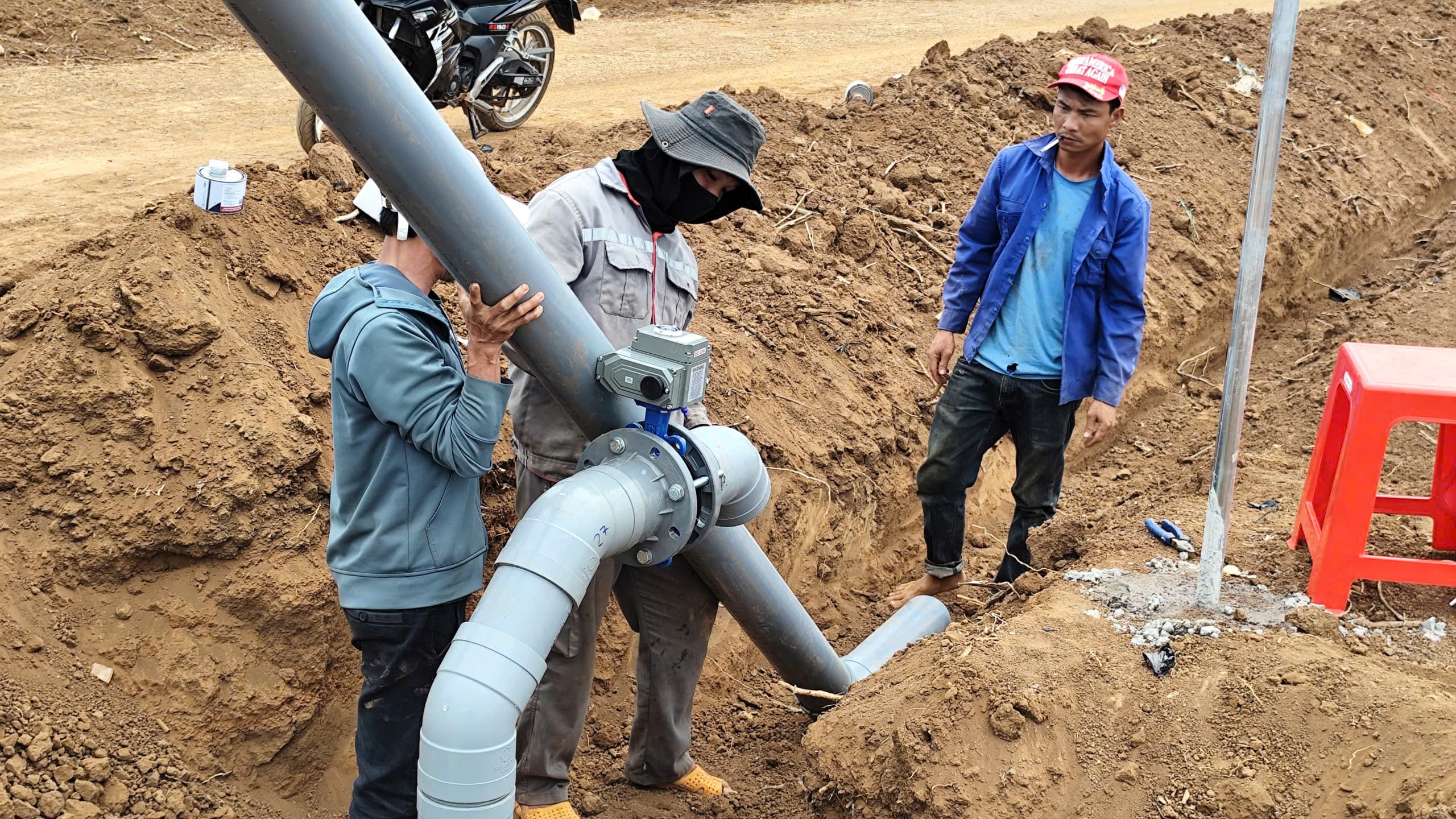 Kĩ thuật viên lắp đặt van bướm điện phi 140 - 24VDC